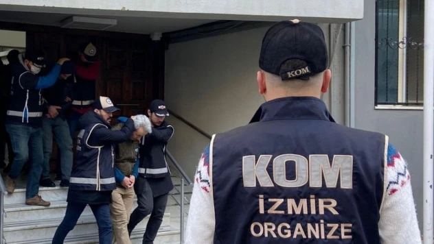 İzmir'deki operasyonda gözaltına alınan 4 FETÖ şüphelisi tutuklandı