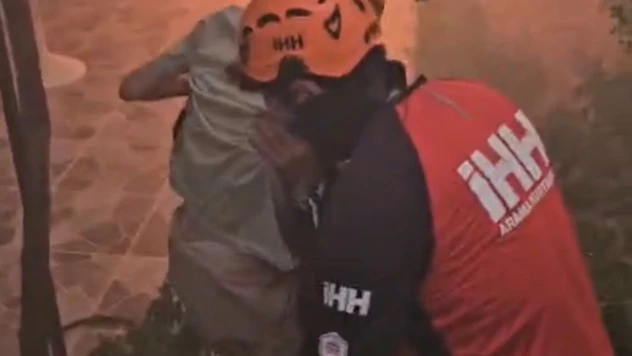 İzmir'deki yangından duygu dolu görüntüler: Mahsur kalanları ekipler böyle kurtardı