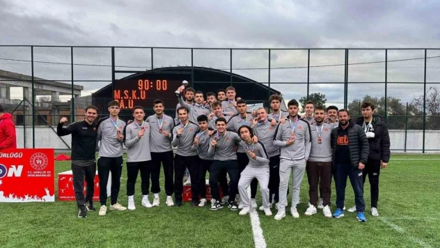 İzmir Ekonomili gençler, Muğla'dan kupayla döndü