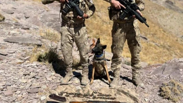 Jandarma ekipleri PKK'ya ait 2 sığınakta çok sayıda silah ve mühimmat ele geçirdi