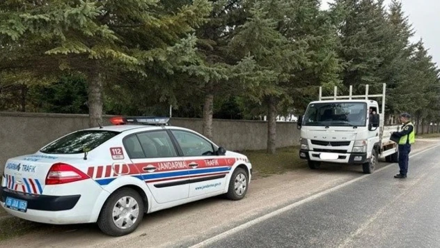 Jandarma ekiplerince 645 sürücüye 1 milyon 498 bin 259 TL para cezası kesildi