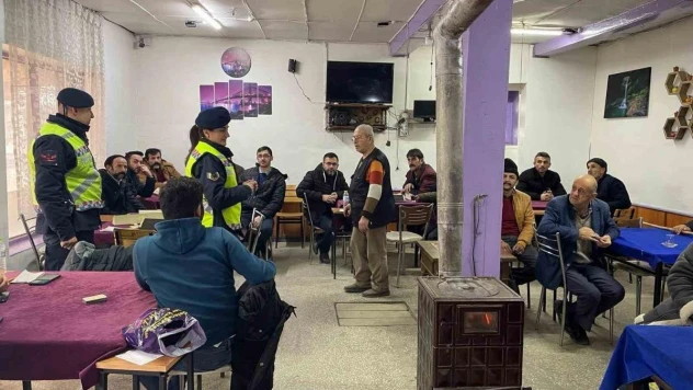 Jandarma ekiplerinden kahvehanede trafik eğitimi