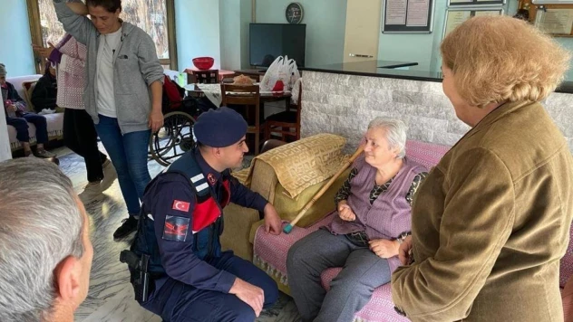 Jandarma engelli vatandaşları yalnız bırakmadı