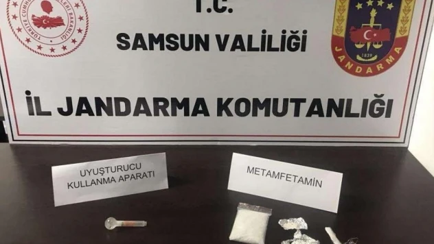 Jandarma şüpheli şahsı uyuşturucuyla yakaladı