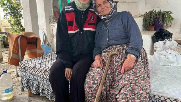 Jandarma yaşlı çınarları unutmuyor