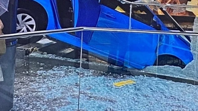 Japonya'da direksiyon hakimiyetini kaybeden sürücü binaya daldı