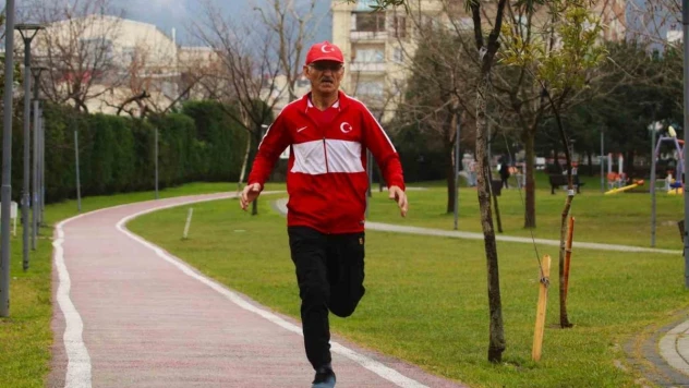 Japonya'da maraton koşmak için inşaatlarda çalışıyor