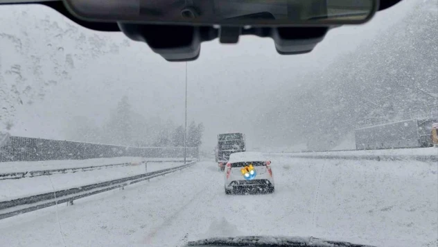 Japonya'da şiddetli kar yağışı: Uçuşlar iptal edildi