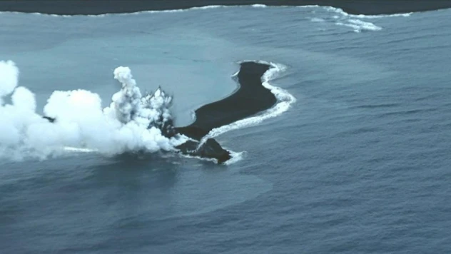 Japonya'daki volkanik ada 200 metre yüksekliğe kaya parçaları püskürttü