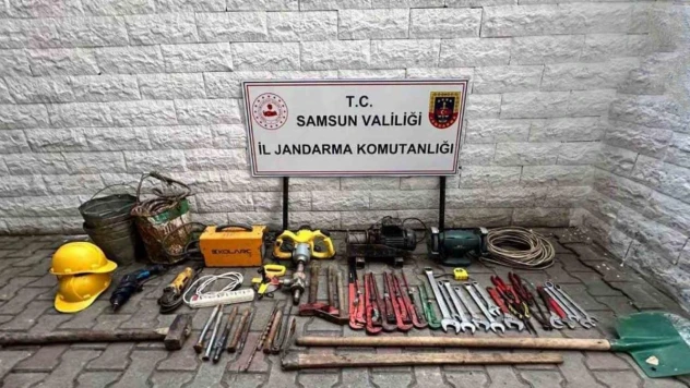 Kaçak kazı yapan 5 kişi jandarma tarafından yakalandı