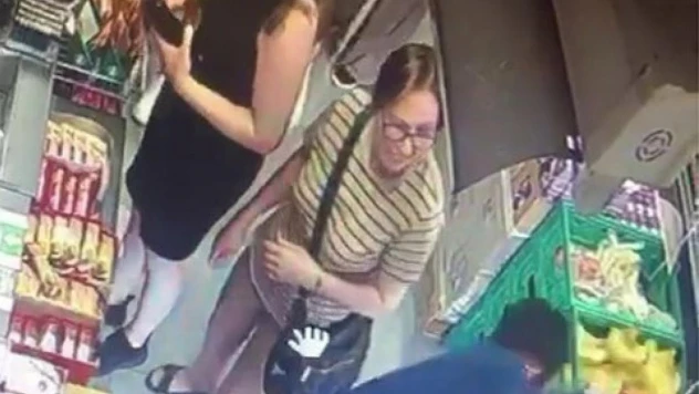 Kadıköy'de film gibi operasyon kamerada: Gasp suçundan aranan şahsa markette gözaltı