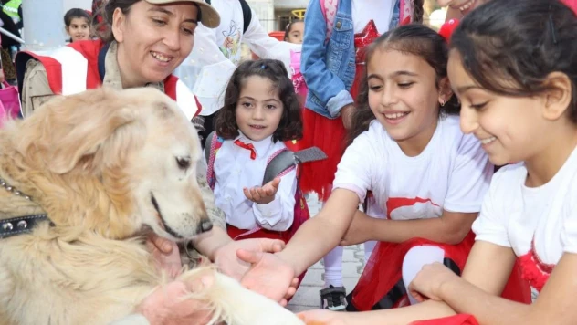 Kadın jandarmalardan minik öğrencilere sürpriz