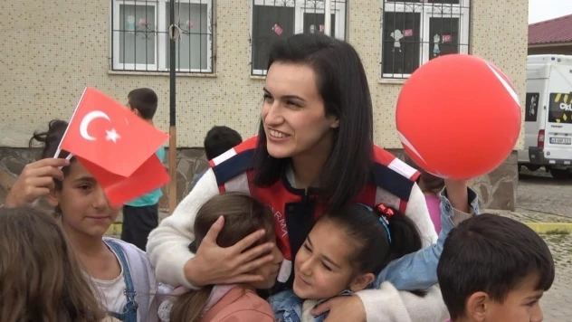 Kadın komutanlar Cumhuriyet'in 100. yılında köy çocuklarının gönlüne dokundu