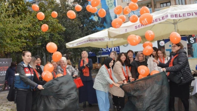 Kadına şiddete dikkat çekmek için yüzlerce balon gökyüzüne bırakıldı