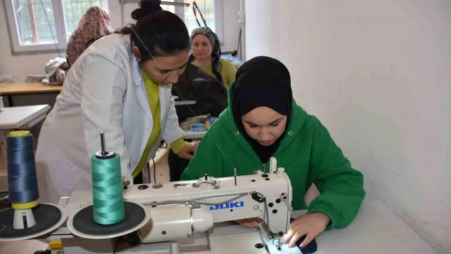 Kadınlar DOSTEM'in istihdam garantili kurslarıyla iş sahibi oluyor