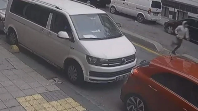 Kafasını kapüşonuyla kapatıp kadının telefonunu kapkaç yaptı: O anlar kamerada