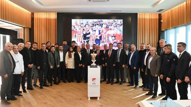 Kahramanmaraş'ta İstiklal Sporun şampiyonluk kupası