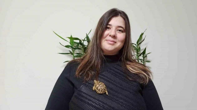 Kahramanmaraş'ta yol kenarında bulduğu kaplumbağayı evinde besliyor