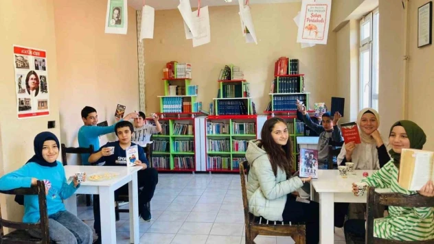 Kahve eşliğinde kitap okuma alışkanlığı kazanıyorlar