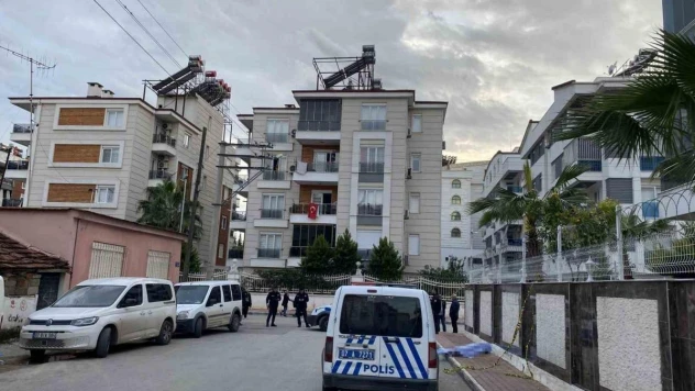 Kaldırım üzerinde erkek cesedi bulundu