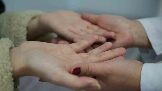 Kalem tutamıyor, tokalaşamıyordu: El terlemesinden 1 saatlik ameliyatla kurtuldu