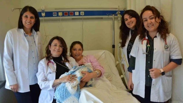 Kalp hastası bebek anne karnında tedavi edildi