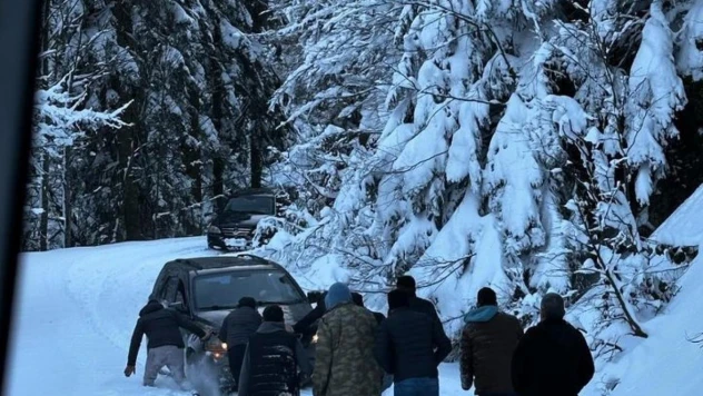 Kamp yaptıkları yaylada mahsur kalan 8 kişiyi off-road ekipleri kurtardı