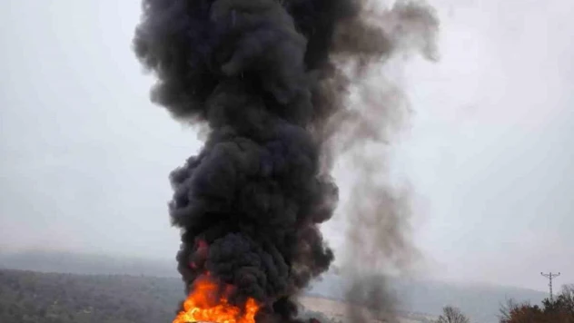 Kamyona çarpan otobüs alev topuna döndü