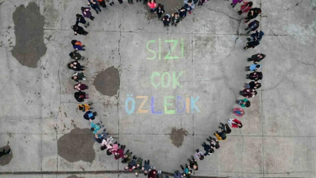 Kanser tedavisi gören okul müdürüne öğrencilerinden anlamlı mesaj