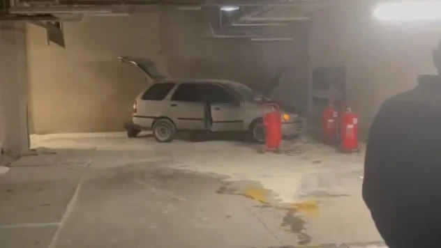 Kapalı otoparktaki LPG'li otomobil yandı