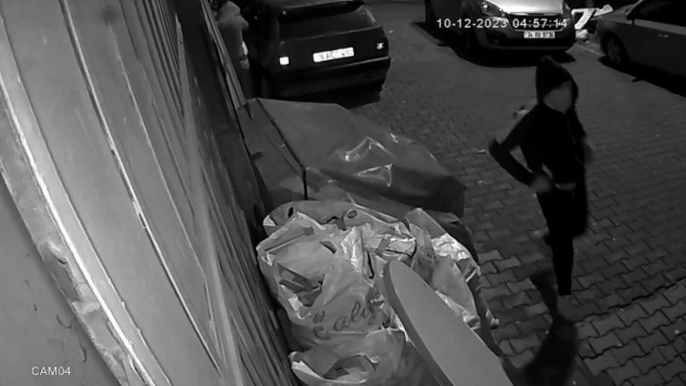 Kapısını levye kırdıkları markete giren hırsızlar kamerada: 400 bin liralık ürün çaldılar