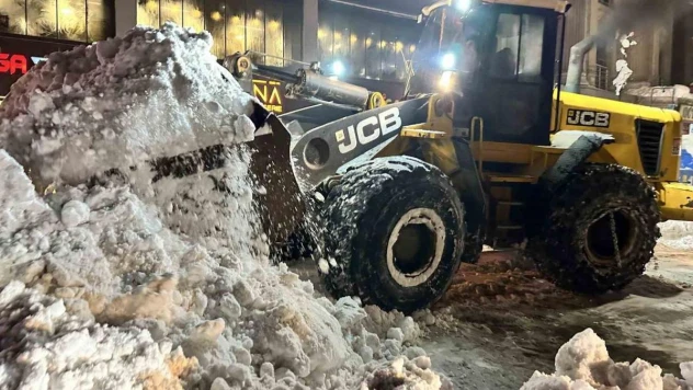 Kar altında kalan çarşı merkezi ekipler tarafından temizlendi