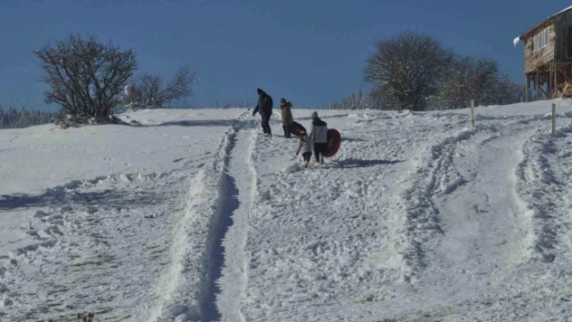 Kar, güneş, manzara ve eğlence Abant'ta