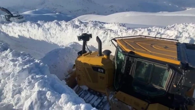 Kar kalınlığı 3 metreyi geçti, dozerler karda kayboldu