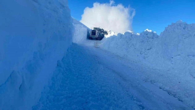 Kar kalınlığının 2 metreyi bulduğu bölgede yol açma çalışması