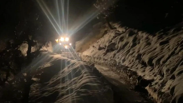 Kar kalınlığının 3 metreyi geçtiği Şırnak'ta yol açma çalışmaları devam ediyor