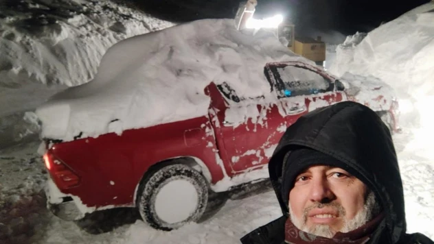 Kar nedeniyle yolda kalan aracını 4 gün sonra buldu