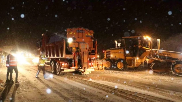 Kar ve tipinin etkili olduğu Kop Dağı Geçidi'nde ulaşım durdu