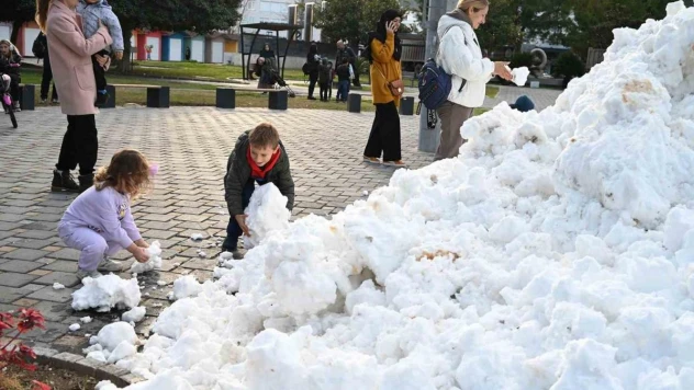 Kar yağmayan Antalya'ya çocuklar için yaylalardan kamyonlarla kar getirildi