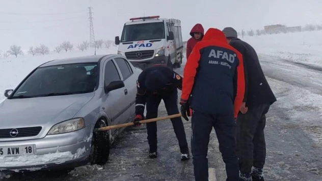 Kara saplanan otomobili AFAD ve Karayolları ekipleri kurtardı