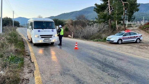 Karacasu'da okul servis araçları denetlenerek, öğrenciler bilgilendirildi