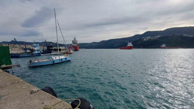 Karadeniz'de petrol aramada görevli tekneler Amasra Limanı'na sığındı