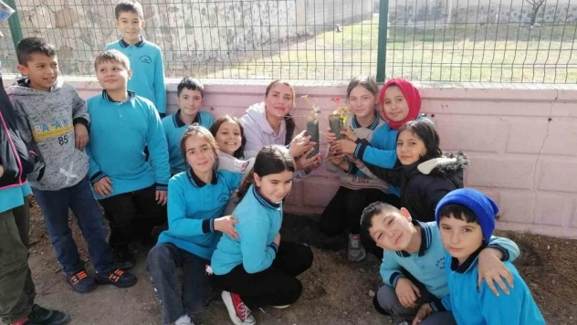 Karapınar'da öğrenciler fidanları toprakla buluşturdu