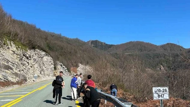 Karayolunun kenarına atılan çöpleri temizlediler