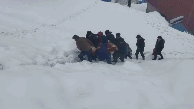 Karda mahsur kalan 81 yaşındaki hasta, sağlık ekiplerine ulaştırıldı