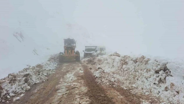 Karda mahsur kalan araçlar kurtarıldı