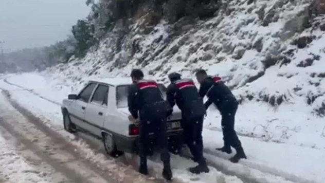 Karda mahsur kalanlara jandarma yetişti
