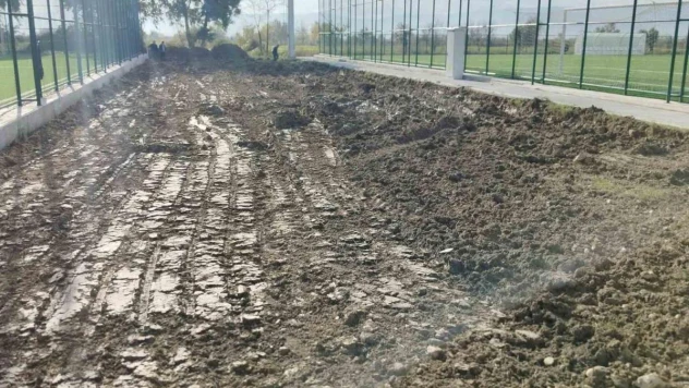 Kardeşköy Futbol Sahası'nda çalışmalar devam ediyor