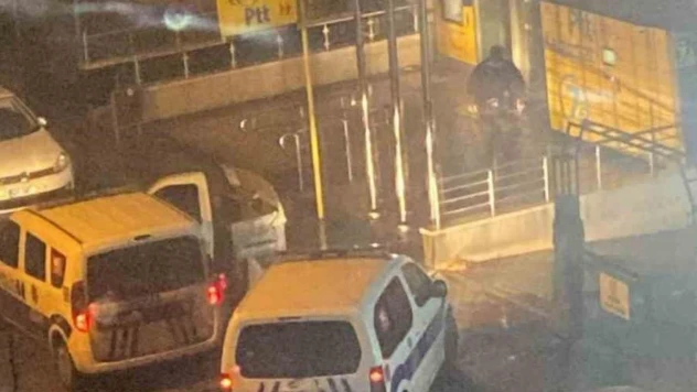 Kargosunu teslim alamayan şahıs PTT şubesinin camlarını kırdı