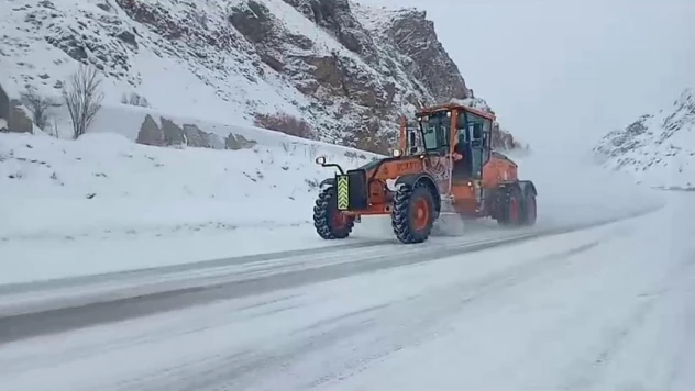 Karla mücadele ekipleri yollarda kar temizliği ve tuzlama çalışması yapıyor